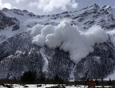 Έξι άτομα βρήκαν τραγικό θάνατο από χιονοστιβάδα στη Ρωσία (φωτό, βίντεο)